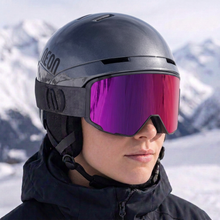 Chargez l'image dans la visionneuse Galerie, Donna con casco Summit Limited Edition Metal Gun, correzione in elaborazione